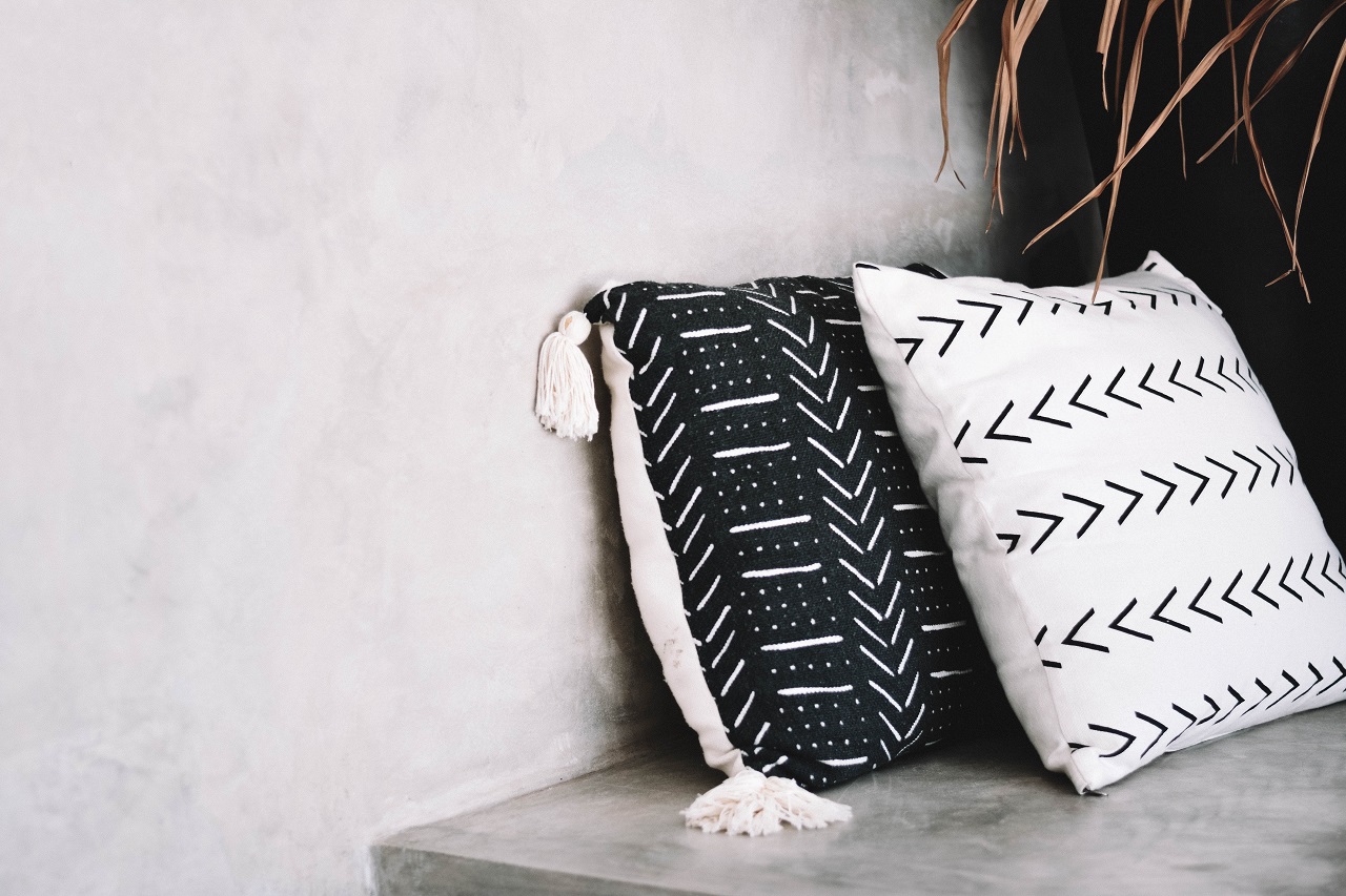 Ozdobne poduszki – prosty sposób na dekorację wnętrza