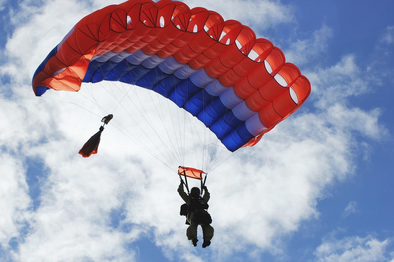 Skok ze spadochronem – marzenie, które można spełnić łatwiej niż się myśli