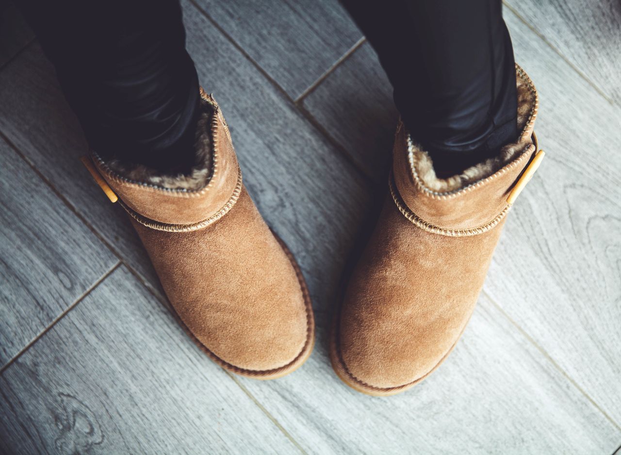 Buty skórzane czy zamszowe – które lepiej sprawdzą się na zimę?
