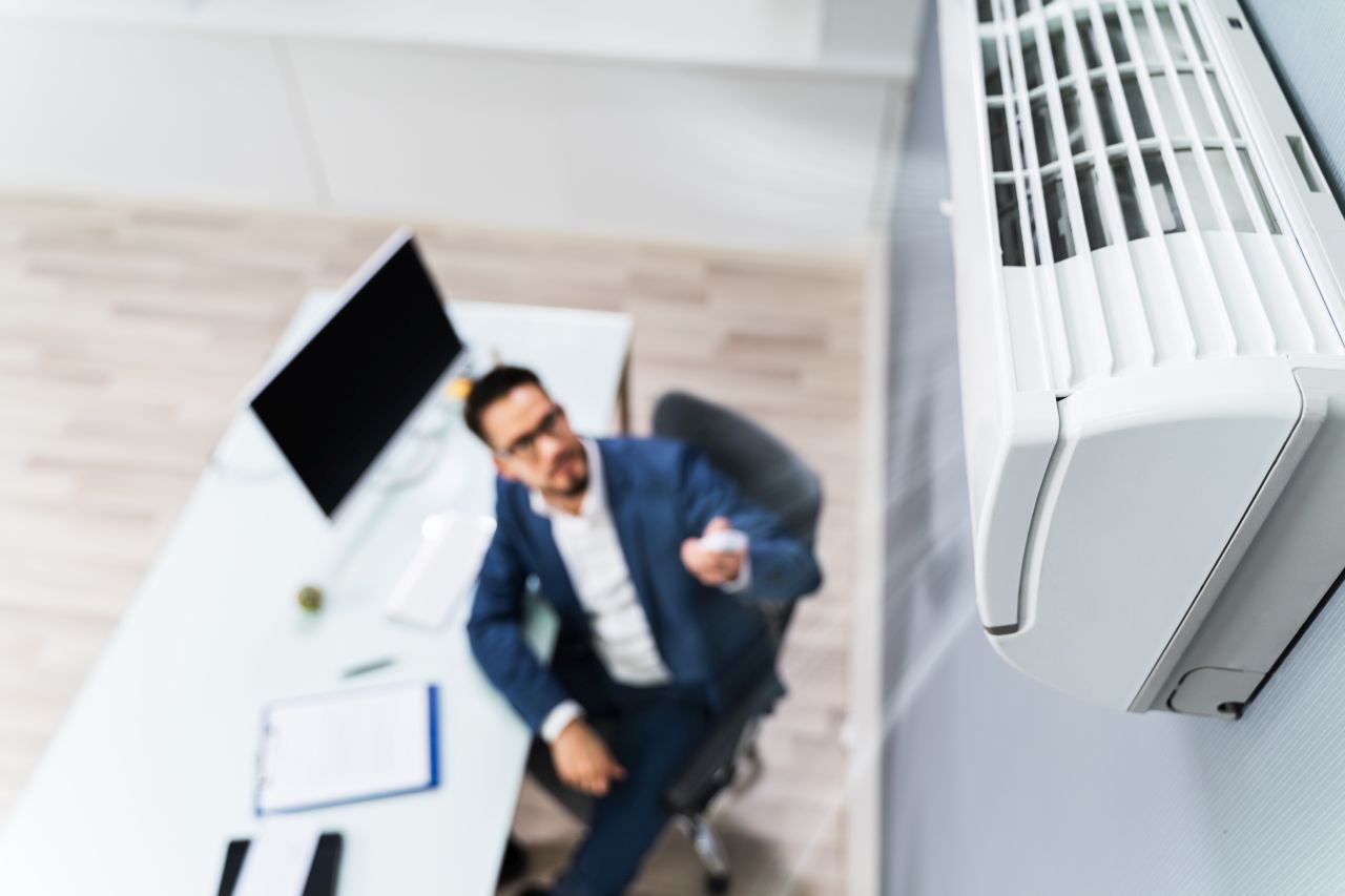 Klimatyzacja w miejscu pracy – dlaczego warto ją założyć?
