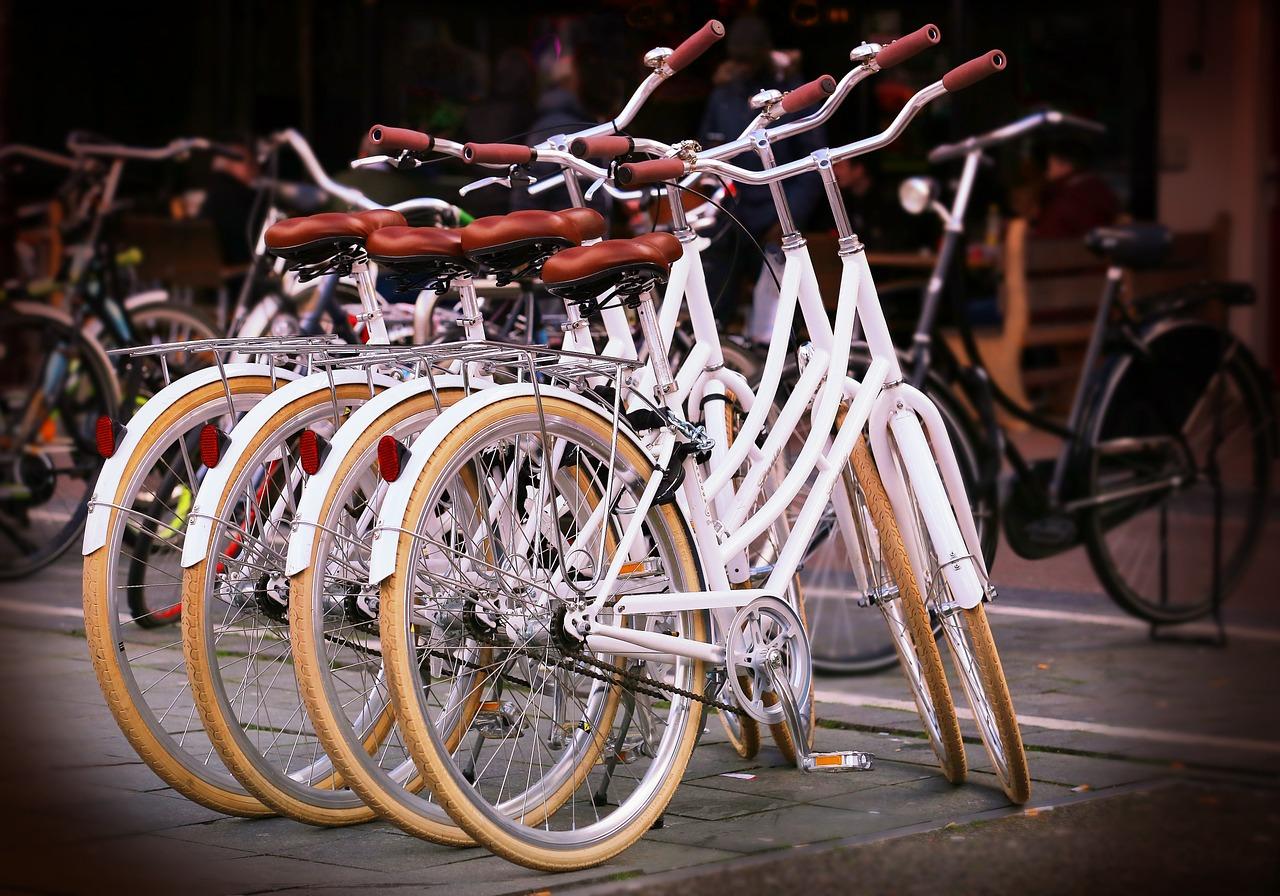 Przechowywanie rowerów w pracy – najlepsze rozwiązania dla firm