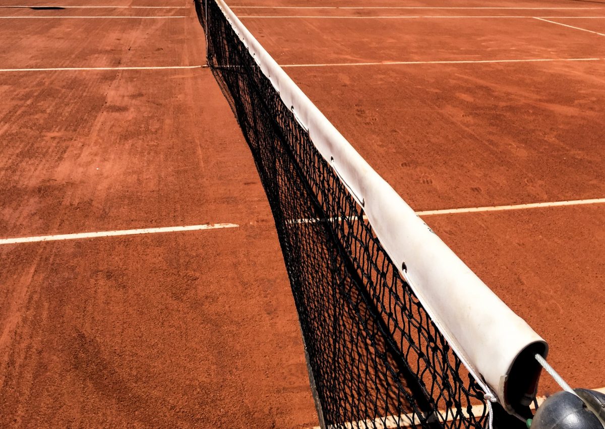 Budowa kortów tenisowych – co warto wiedzieć przed budową?
